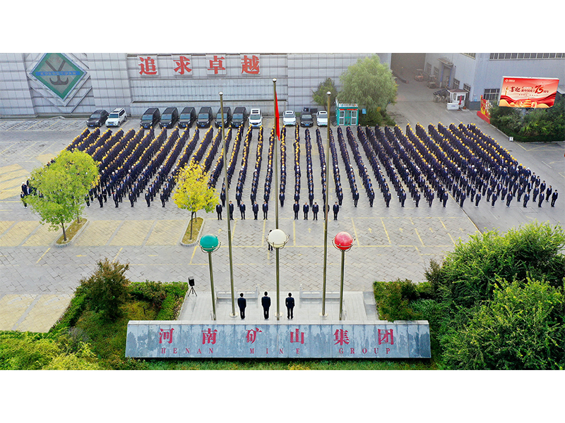 吹响冲锋号，，，，，，，决战四时度 | 河南尊龙抖圈官网进行升国旗典礼