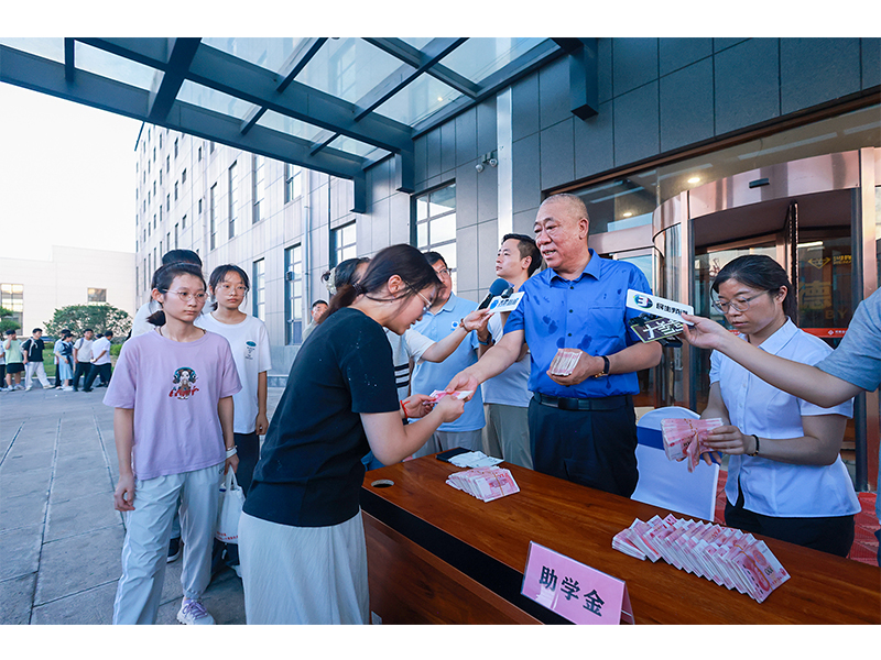 河南尊龙抖圈官网｜陆续22年助学路，，，，，赞助4800余名寒门学子圆梦大学